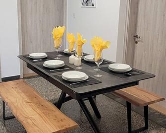 Homestead remodeled: modern relaxing retreat. Cycling, thermal spas, vineyards - Lendava - Dining room