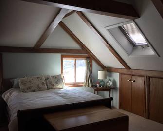 Home centrally located for either Milwaukee or Waukesha Country - Brookfield - Bedroom