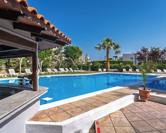 Pantheon Hotel - ריתימנו - בריכה