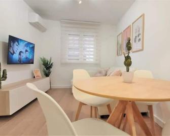 Apartamento Elena - coqueto, tranquilo y céntrico - Murcia - Dining room