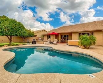 Private backyard, & heated pool . Enjoy Spring Training, Football, PGA & Nascar - Peoria - Pool
