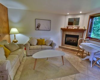 L'eau douce - Lumière naturelle en bord de lac - Saint-Donat-de-Montcalm - Living room