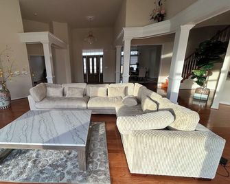 Lake Anna Waterfront Retreat Private Pool, Spa & Game Room Sleeps Large Groups - Orange - Soggiorno
