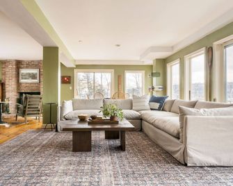 River House by AvantStay Historic Secluded Estate on the Hudson River w Pool Sleeps 24 - Catskill - Wohnzimmer
