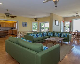 Eagle Haven - Waterfront Estate on the Choptank with Pool and Pier - Sleeps 18 - Cambridge - Living room