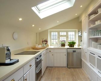 Apple Cottage is a two bedroom charming cottage, based in picturesque Snowhill - 百老匯 - 廚房