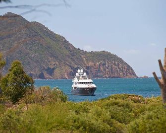 Intrepid 1 3 Intrepid Close Amazing views of Shoal Bay only 100m from the Beach - Nelson Bay - Beach