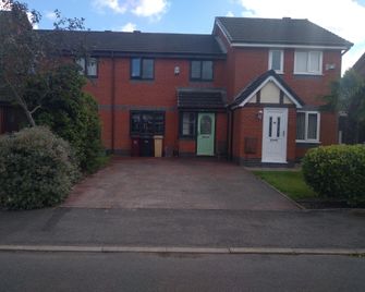 Beautiful 2-bed House in Bolton With Free Parking - Bolton - Budova