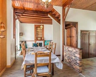 Charming 3-Bed Villa with Garden, 200m from Beaches, Close to Shops, Wifi Included - Saint-Brevin-les-Pins - Salle à manger