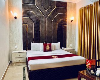 Hayat Grand -Family Guest House - Islamabad - Bedroom
