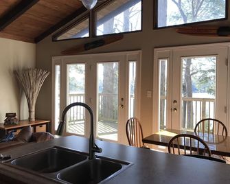 Lake Front Home with community boat ramp. Private, close to marinas and town. - Somerset - Dining room