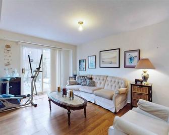 Beautiful 3 Bdrm Home in Berczy Area - Markham - Living room