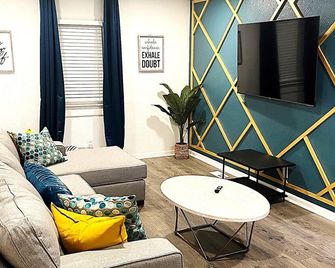 Pet-Friendly 2br- Near Beach, Bases, & Hospitals - Norfolk - Living room