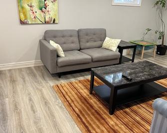 Luxury 2 Bedroom House - Richmond Hill - Living room