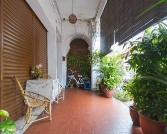 Cocoa Mews Cafe and Homestay - George Town - Patio