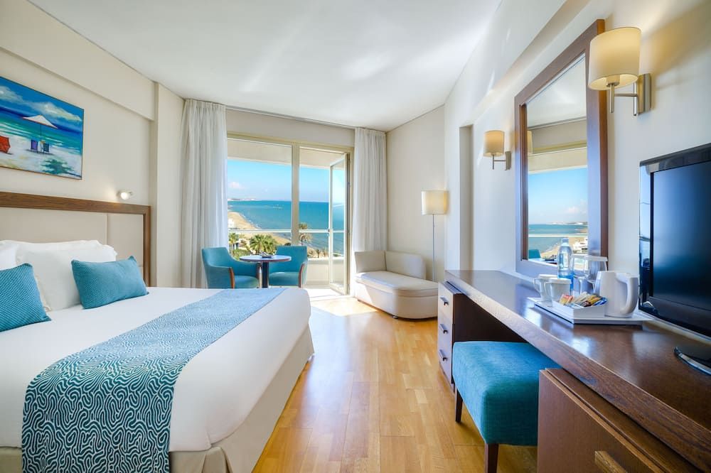 Golden Bay Beach Hotel - לרנקה - חדר שינה