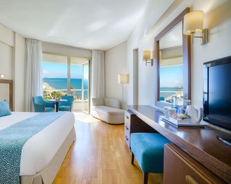 Golden Bay Beach Hotel - לרנקה - חדר שינה