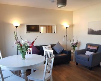 Huge 5-bedroom Family Home in Dublin Suburbs w/ Parking - Dublín - Comedor