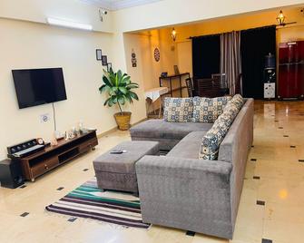 Backpackers Hostel & Guest house Islamabad - Islamabad - Living room
