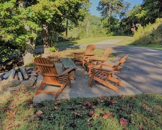 Private & Secluded Yatesville Lake Cabin Rental, Lakeview, Wifi, Kayaks, Arcade! - Louisa - Patio