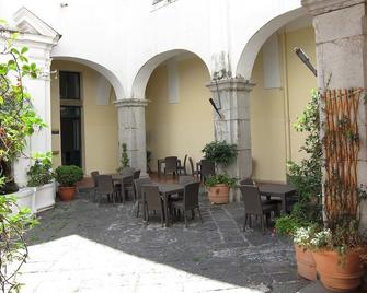 Ostello Ave Gratia Plena - Hostel - Salerno - Innenhof
