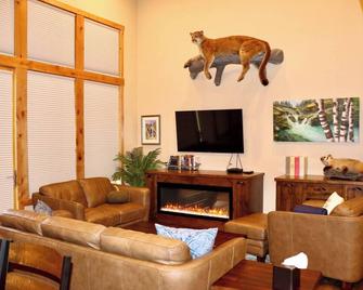 Spacious Townhome w 4 King Suites near Clubhouse - Bigfork - Вітальня