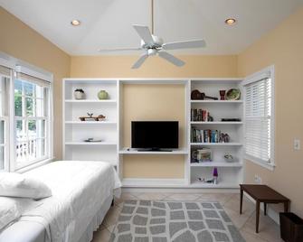 4 bed 2.5 bath home w/ ocean views, private pool oasis on Gulfview - Key West