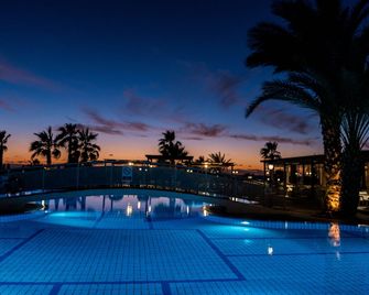 Kefalos Beach Tourist Village - פאפוס - בריכה