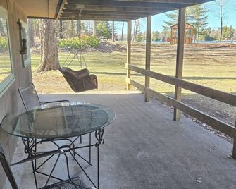Four Seasons Lake House Between Marquette and Houghton: Paradise on Petticoat! - Michigamme - Balcón