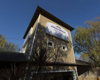 Howard Johnson by Wyndham San Pedro Resort & Marina - San Pedro - Building