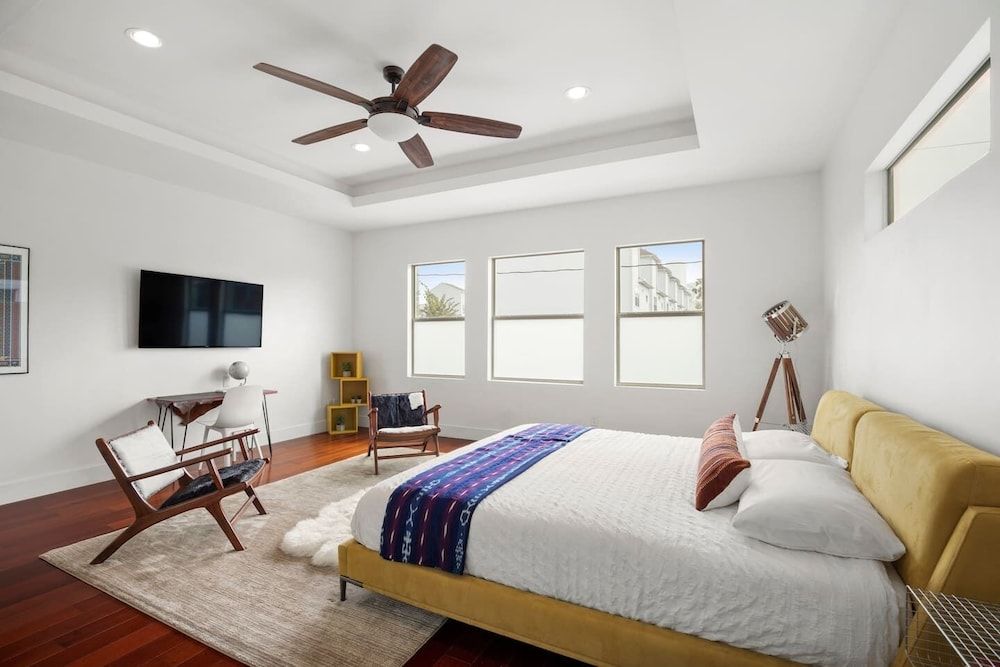 DwellHTX Modern Designer Home 1 mi frm Downtown 2-Story Getaway w/ Views - Houston - Bedroom