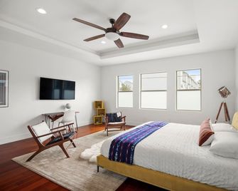 DwellHTX Modern Designer Home 1 mi frm Downtown 2-Story Getaway w/ Views - Houston - Bedroom