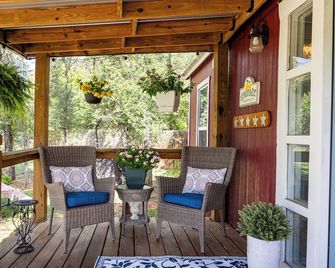 Modern farmhouse cottage close to downtown Bandera - Bandera - Binnenhof