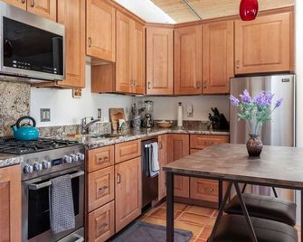 `Guest house at the base of the Sangre de Cristo Mountains` - Arroyo Seco - Kitchen