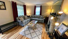 Cute, Cozy, Comfortable And Close To Everything Cleveland! - Cleveland - Oturma odası