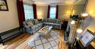 Cute, Cozy, Comfortable And Close To Everything Cleveland! - Cleveland - Living room