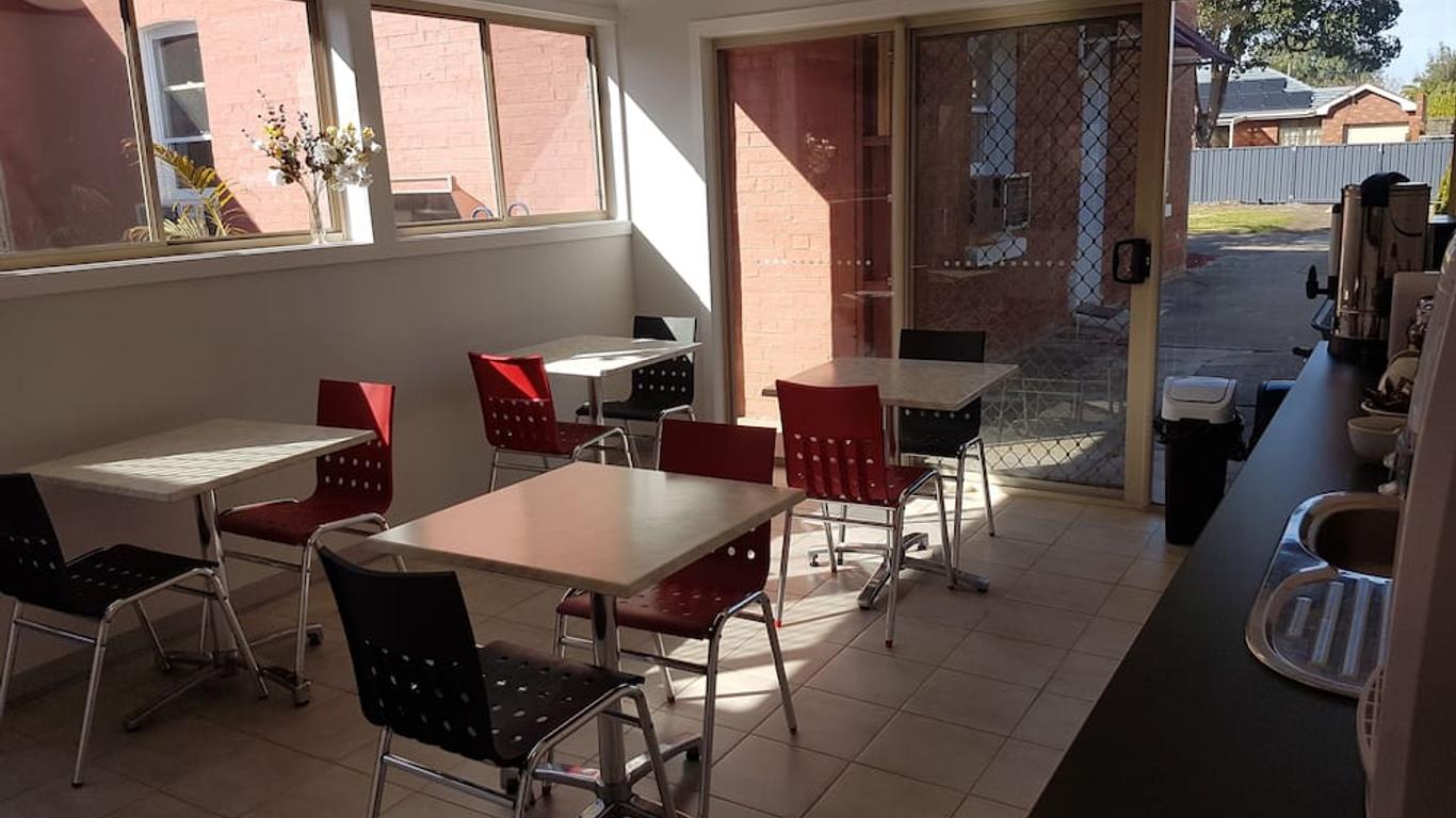 موتل توانتي فور سيفن