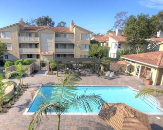 Walk to Beach, Pets ok, A/C, Pool, gym, spa, Patio, Pkg, Wifi, 24hr guarded gate - Dana Point - Piscina