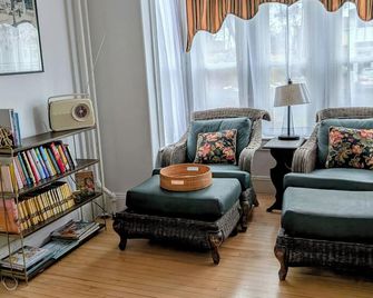 A First floor 2-bedroom apartment in North Adams. Plenty of off-street parking. - North Adams - Wohnzimmer