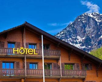 B & B Hôtel Aux Mille Etoiles - Salvan - Budynek