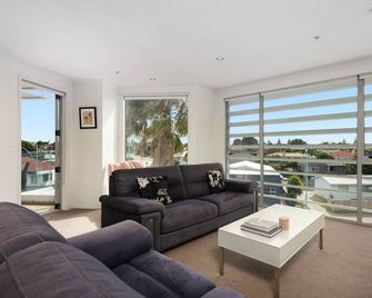 Awesome Downtown Location - park the car and walk to everything ! - Mount Maunganui - Living room