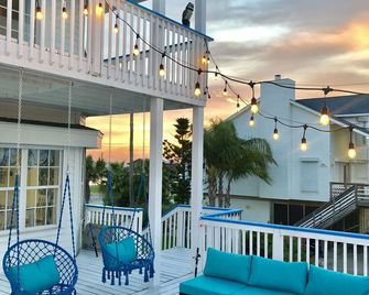 On the water; Sunrise/sunset views; Great fishing; Spacious;Plenty of activities - Jamaica Beach - Patio