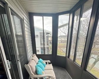 Cozy 1-bedroom condo in wonderful Oak Harbor with AC, WiFi 30” boat dock - Oak Harbor - Balcony