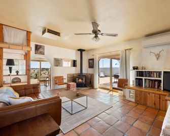 Mesa View Homestead - Cozy, 360 Views & Tranquility! home - Pioneertown - Obývací pokoj