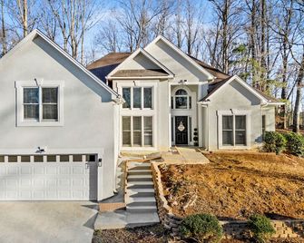 Spacious 4br Family Retreat Near Mall of Ga & Lake Lanier - Sugar Hill - Edificio
