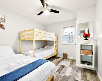 Beachside Retreat! 2Br/1 Ba with Outdoor! - Seaside Heights - Bedroom