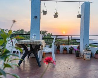 The Mountain Mist Hotel - Sātāra - Balcony
