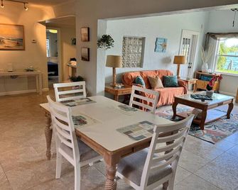 Waterfront Oasis- 3 bedroom on the River - Sebastian - Dining room