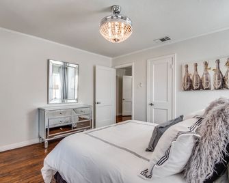 Newly renovated, pet-friendly 3 bedroom 3 bath in the heart of Dallas - דאלאס - חדר שינה