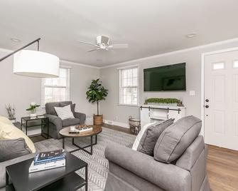 Stunning New Bungalow Perfect for Everyone - Lutherville Timonium - Living room